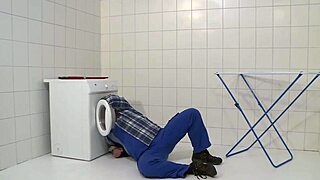 Die Putzfrau wird hart durchgenommen im Waschkeller für intensive deutsche HD-Action