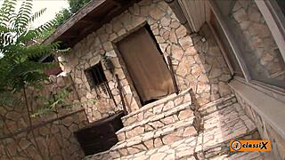 Trio sălbatic se distrează murdar într-o sesiune hardcore rapidă.