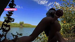 Красивая транссексуалка тайно трахается у озера с жгучей страстью