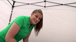 Poolside massage med min sexede stedtante Clover Baltimore del 1