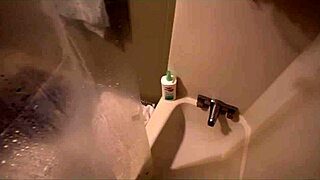 Czas prysznica z seksowną macochą Alora Jaymes wprawił mnie w dzikość, ups!