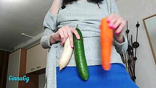 Ma chatte crémeuse coule comme une folle après fist au concombre et squirting intense