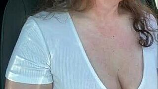 Upea milf tulee kovaa Lovense Lushilla McDonald’sin drive-thru:ssa