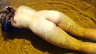 Hey, lihat Novinha Branquinhas pertama kali di pantai nudis sama Bruninha Fonseca & João O Safado