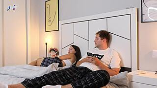 Полац јебао девицу полусестру и кремипирао јој тесну пићу!