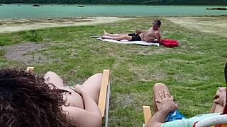 Voyeur veri magát a strandon, miközben én nézem