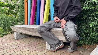 Cougar amateur ronde flashe son corps pulpeux en parc public, scène risquée