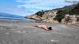 Neznámy jebe chlpatú nudistku na pláži, ups zlý otvor!