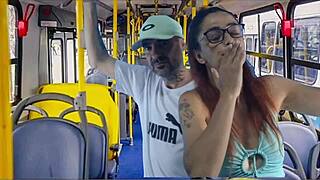 طالبة ملموسة ومنيكة داخل حافلة عامة