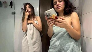 Während mein Mann kocht, fickt mich seine Stiefschwester in der Dusche