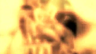 ヴィンテージエロ絵がレトロコミックスタイルの詳細なスケッチで展示。各ストロークが昔の生の欲望を捉える。