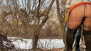 macocha, możesz dla mnie posikać i pożyczyć rękę na zewnątrz?