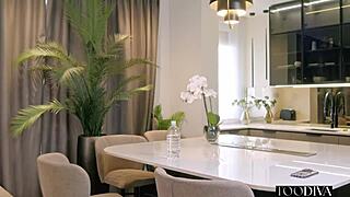 תיירת קולומביאנית סקסית מזיינת בחור בארון למזיון מסתורי