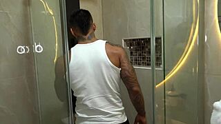 Вау! Бујна црвенокоса жуди за курцем, зове врелог комшију за поправку цеви