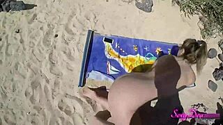 Vay! Plaj vücudu mutluluğu SexyDea'nın kumda ateşli POV doggystyle eylemiyle!