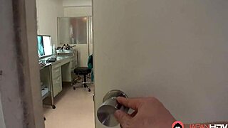 야, 일본 간호사 레이 미즈나가 젖은 보지 문지르며 신음하는 거 들어봐? 무수정으로?