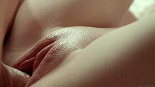 Pizda mea strâmtă curge nebunește de la pula aia uriașă de aproape.