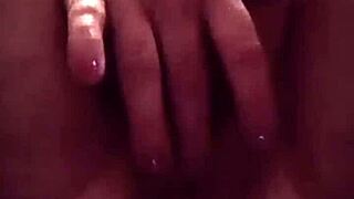 Ela ama massagear a buceta? Essa mamãe milf faz sozinha com vibes caseiras sexy e gordinha.