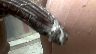 Seksi minyon 18+ sarışın üvey kız kardeş banyoda havlu için üvey kardeşi çağırdı... eyvah!