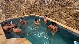 E aí, Orgy de Festa na Piscina com Amigos no Motel!