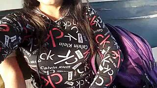 बस से यात्रा कर रहा था, एक अजनबी ने मेरी गंद थामी। मैं गंदा हो गया और हम ग्रामीण इलाके में वाइल्ड हो गए।