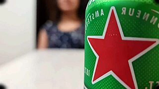 Jebote, moja pol sestra v belih hlačkah razširi noge na široko!