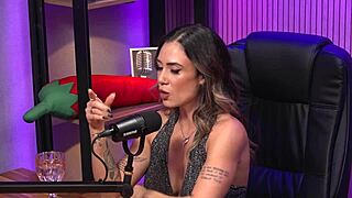 Rødhåret milf hersker som dronning domme i BDSM, kommanderer latina rumpe-risting ved casting-intervju.