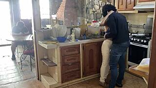 내 친구가 집에서 몰래 내 와이프 따먹네