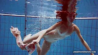 Martina la chaude Croate tease avec son show de piscine torride