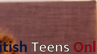 英国の若い赤毛学生がパーティーできついくねったマンコを突く