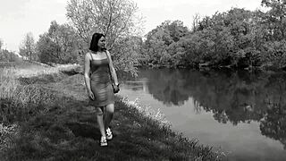 E aí, quer ver essa garota fofa e sexy Assol mostrando os peitos sozinha em clipe erótico quente?