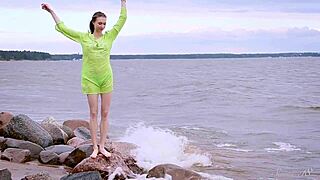 セクシーバレリーナがタイツ姿で今日ソファーで全裸ストリップ