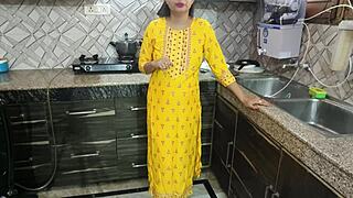 देसी भाभी डिश वॉश करते हुए पकड़ी गई जब देवर ने उसे सरप्राइज किया।