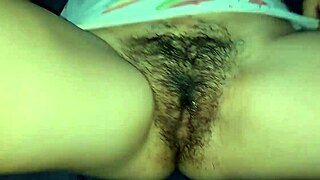 Trochę gry wstępnej z moją laską z college'u, potem przeszliśmy do rzeczy. Mokre jęki wszędzie!