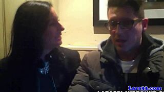 Oi, mature britannique doigtée en lingerie sexy, hein ?