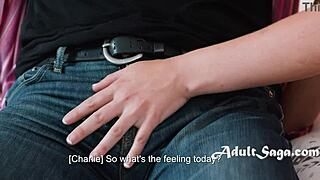 Sinisilmäinen australialainen blondi Charlie piilottaa ilkikurisen puolen. Mitä salaisuuksia hän kuiskaa?