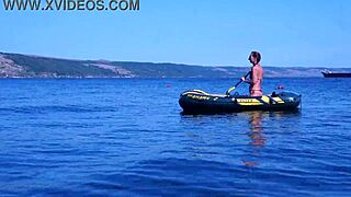 απλά κρουάζαρω σε βάρκα με ώριμη γκόμενα σε μπικίνι στον ποταμό Βόλγα