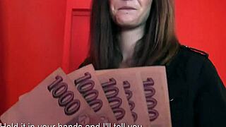 Přirozená česká brunetka dostává tvrdě vymrdáno v divokém psím stylu.