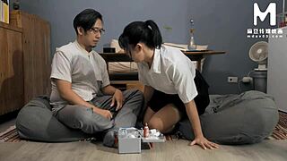 이 아시아 여대생이 성숙한 과외 선생님과 뜨거운 불륜에 빠져