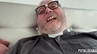 Latina Lia Ponce potrestána a provrtána otcem Damiánem v cosplayi