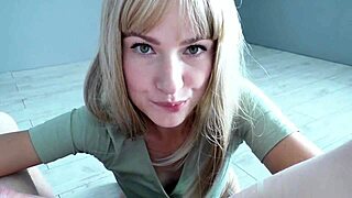 Plava koleginica sisa kurac dok joj se ne napuni usta spermom posle divlje korporativne žurke.