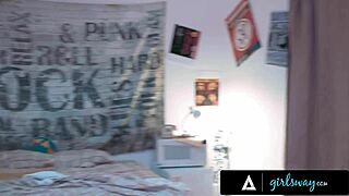 Girlsway - Futuristische MILF führt nerdige Mädchen in kühnes Dreier