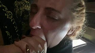 Presa senza biglietto, costretta a succhiare il cazzo enorme dell'ispettore in pubblico parte 1