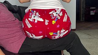 Говорю о своей невинной падчерице, сидящей у меня на коленях, чтобы поесть, пока я наслаждаюсь ее большой жопой