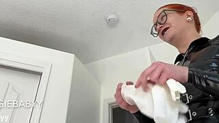 Ich bin besessen von dieser Futa-Krankenschwester in Latex, die einen Sissy mit Fisting peggt im Krankenhaus.