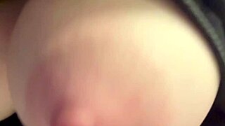 Európska nevlastná mama Artemisia Love dráždi veľkými cicmi v horúcom sólovom close-up