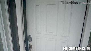 Ofis ateşi Ari kendini tatmin ederken yakalanıyor