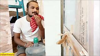 Indisk bengalsk jente dominerer budgutten i rå erotisk kamp