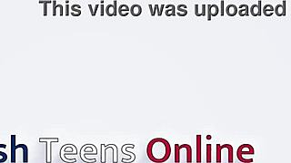 Študentka draži z ritko igro in divjim samojebanjem na zabavi