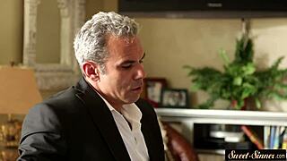 Nisem se mogel upreti moji drobceni 18+ pastorki, ki se je sklonila, končal sem z brizganjem nanjo.